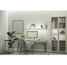 Ein helles Arbeitszimmer mit Schreibtisch, Stuhl, Computer, Regal und Dekorationen