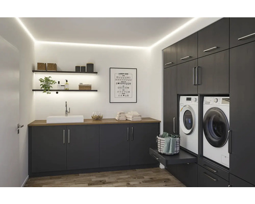 Heller Waschraum mit Waschmaschine, Trockner, Waschbecken und Regalen