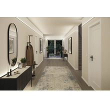 Eingangsbereich mit Kommode, Spiegel, Garderobe und Teppich in hellem Design