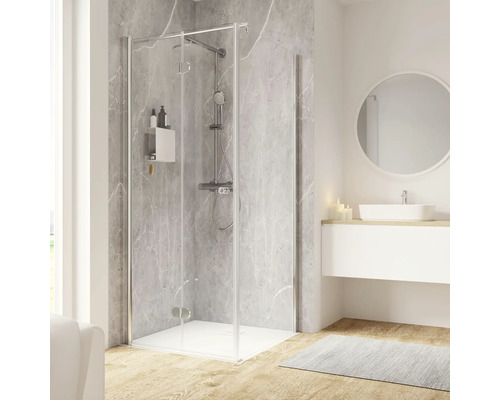 Salle de bains avec cabine de douche, lavabo et miroir