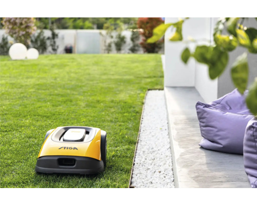 Ein gelber und schwarzer Rasenmähroboter auf einem Rasen mit dem STIGA Logo.