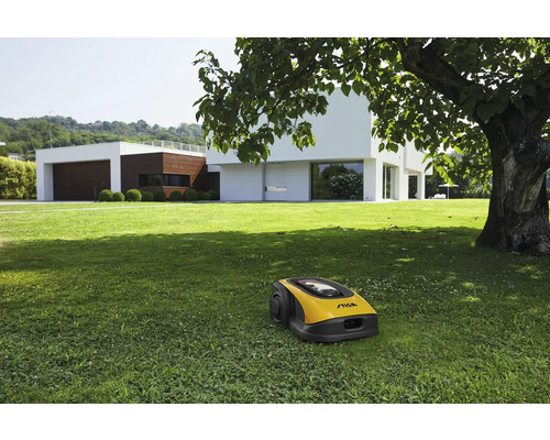 Gelber Mähroboter auf einer Rasenfläche vor einem Wohnhaus