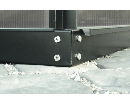 Detailansicht einer Gewächshaus Ecke mit Schrauben