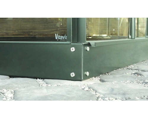 Vue détaillée d''une serre avec cadre métallique et visserie