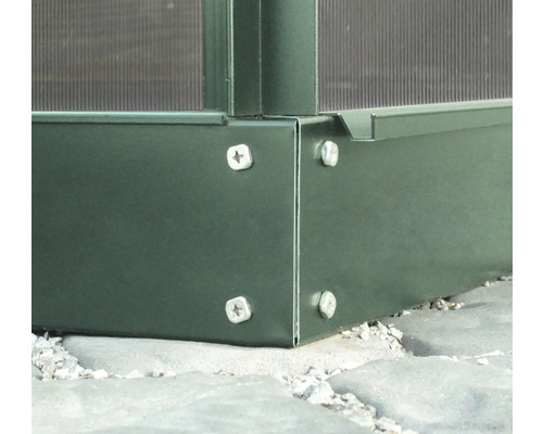 Vue détaillée d''un coin de serre avec des vis