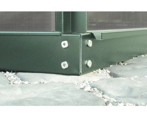 Vue détaillée d''une construction de serre avec fixation par vis aux fondations