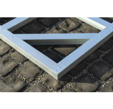 Aluminiumrahmen auf Pflastersteinen
