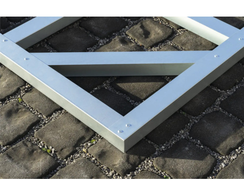 Aluminiumrahmen auf Pflastersteinen