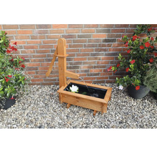 Dekorativer Holzbrunnen mit Wasserpumpe und Seerose im Garten