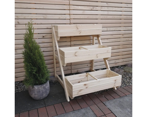 Holzpflanzentreppe mit drei Pflanzkästen