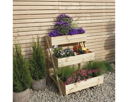 Dreistufiges Pflanzregal aus Holz mit Blumen und Gartengeräten