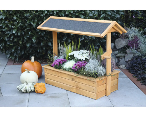 Blumenkasten aus Holz mit Dach und verschiedenen Kürbissen