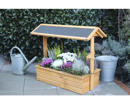 Zierbrunnen „Chiemsee“ aus Holz 49 x 94,5 x 77 cm honigfarben Dekorative hölzerne Blumenkasten-Brunnenkonstruktion mit Bepflanzung, Gießkanne und Metalleimer