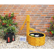 Fontaine de jardin à énergie solaire avec robinet et bassin dans le jardin
