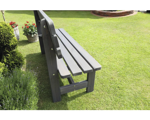 Banc de jardin en bois sur pelouse