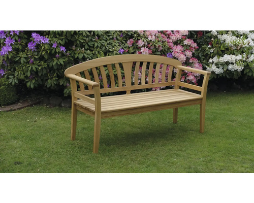 Holzgartenbank vor blühenden Büschen auf Rasen