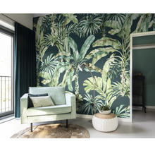 Salon avec fauteuil, lampadaire, tabouret, tapis et papier peint jungle