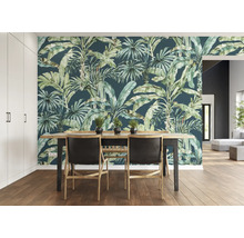 Salle à manger avec papier peint à feuilles tropicales, table à manger et chaises