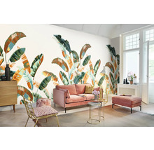 Wohnzimmer mit Fototapete mit Bananenblattmotiv, Sofa und Möbeln