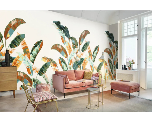 Wohnzimmer mit Fototapete mit Bananenblattmotiv, Sofa und Möbeln
