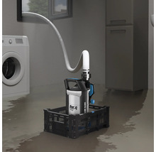 Cave avec machine à laver, armoire et pompe submersible dans une caisse noire, pompant l''eau.