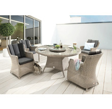 Terrasse avec table de jardin ronde en rotin et quatre fauteuils assortis avec coussins