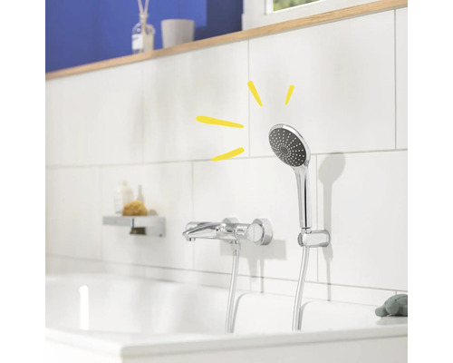 Aufnahme eines Badezimmers mit einer Badewanne, Armatur und Handbrause