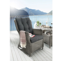 Gartenmöbel-Szene mit Korbsessel und Tisch auf einer Terrasse mit Seeblick
