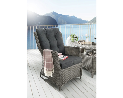 Fauteuil de jardin Destiny Casa vintage gris, rotin synthétique + aluminium, y compris galettes d'assise Mobilier de jardin avec fauteuil en rotin et table sur une terrasse avec vue sur le lac