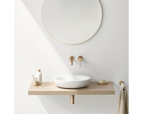 Salle de bain moderne avec miroir rond, lavabo à poser, étagère en bois et robinetterie