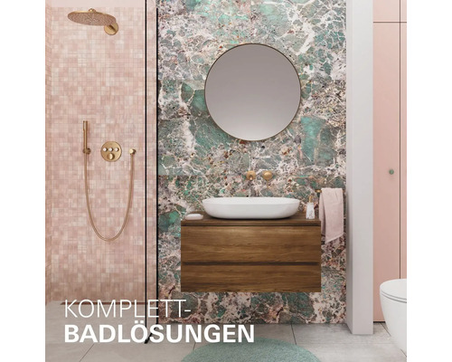 Salle de bains lumineuse avec douche, lavabo, miroir et carreaux de marbre