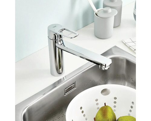 Küchenszene mit Spültischarmatur und Edelstahlspüle