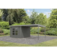 Holzgartenhaus mit Vordach auf gepflasterter Fläche im Garten.