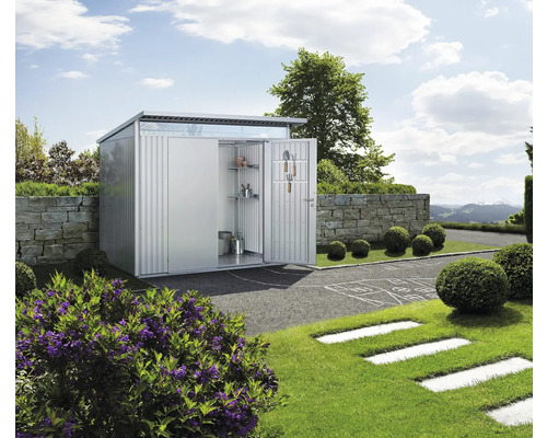 Metall Gerätehaus mit geöffneten Türen im Garten