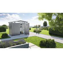 Gartenszene mit einem offenen Geräteschuppen, der Regale und Aufhängevorrichtungen enthält, und einer Frau, die Gartenarbeit verrichtet