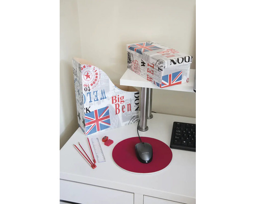 Bureau avec un porte-revues et une boîte de rangement avec un motif Union Jack.