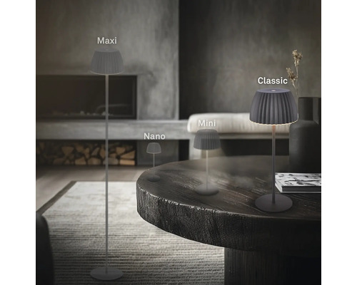 Différentes tailles de lampes de table sans fil avec abat-jour dans le salon.