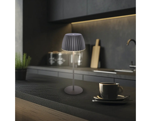 Lampe de table décorative sur un comptoir de cuisine