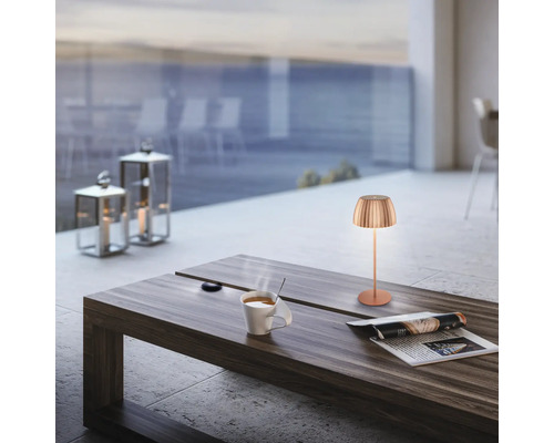 Scène avec lampe de table, tasse de café et journal sur une table
