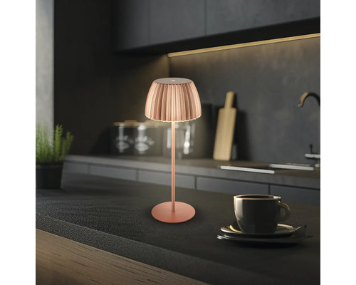 Lampe de table sur comptoir de cuisine avec tasse
