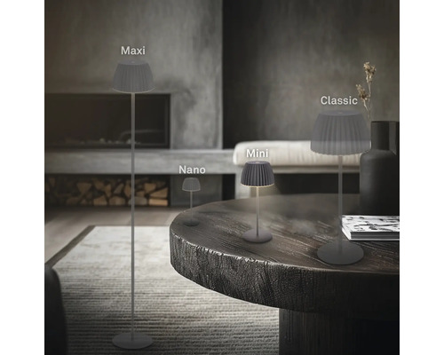 Différentes versions de la lampe de table avec abat-jour plissé dans le salon : Nano, Mini, Classic et Maxi.