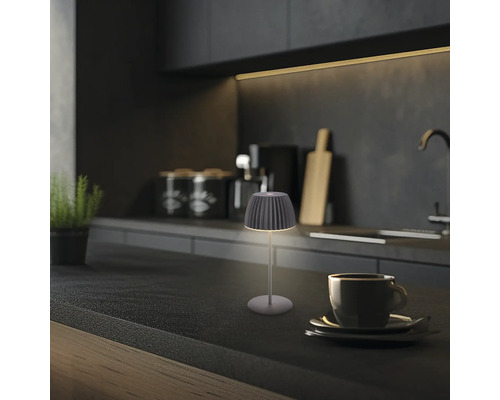 Lampe de table décorative sur un comptoir de cuisine avec une tasse