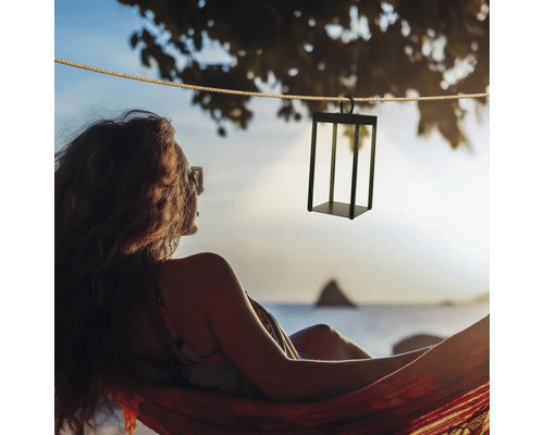 Suspension décorative en métal au-dessus d''une femme dans un hamac sur la plage