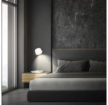 Chambre à coucher avec lit, table de chevet et applique murale