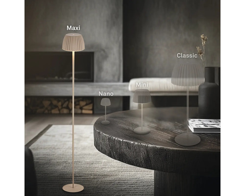 Différentes tailles d''une lampe de table dans un salon : Nano, Mini, Classic et Maxi.