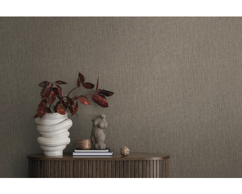 Gros plan d''un papier peint marron texturé dans un espace de vie.