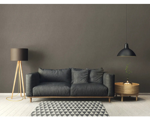 Salon avec canapé, lampadaire et suspension