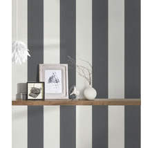 Décoration murale avec papier peint rayé, étagère murale et décorations