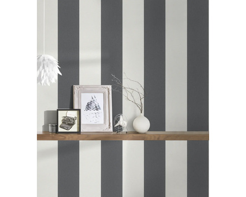 Décoration murale avec papier peint rayé, étagère murale et décorations