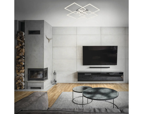 Salon avec cheminée, télévision et plafonnier moderne